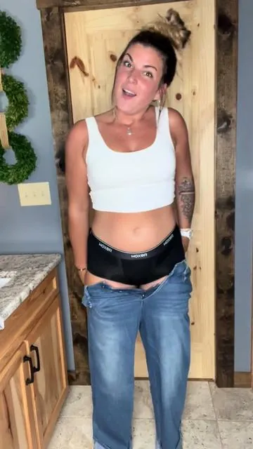 These jeans are so much cuter than I expected! I think Kels needs to try them @Halara_official #halaraeveryday #halaragirls #halarajeans #backtoschool #fallfinds  #8Dfit #8dfithalarajeans 