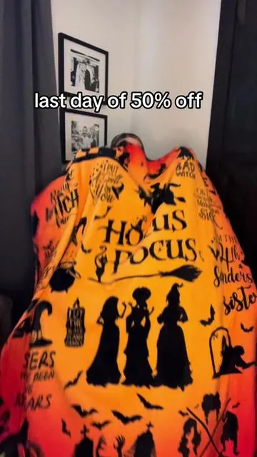 Last day of this cozy hocus pocus blankey being on sale!!  #blanket #halloween #shopicons #fall #cozy 