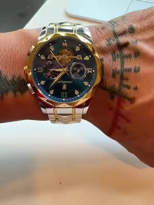 Este reloj es el toque perfecto de clase que tu outfit necesita. Con su diseño elegante y su resistencia al agua, es el accesorio ideal para cualquier ocasión. No te quedes sin el tuyo. #RelojDeHombre #Estilo #RelojElegante #ModaMasculina #AhorraConEstilo #TikTokShop #CompraInteligente 