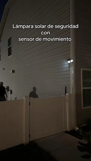 🌞Sin necesidad de Baterias ni de cables! #lamparassolares #lamparasolar #solarlamp #securitylamp #floodlights #waterproof #lamparassolares #backyard #jardin #patio #homeimprovement #backyardmusthaves #casita 