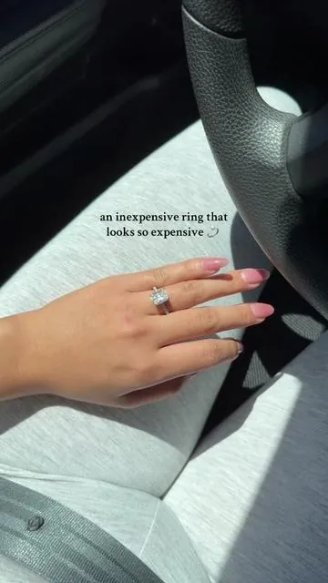 i’ve been wearing it for a whole month & it has never turned my fingers green 🤩🫶🏼  #weddingring #diamondring #radiantring #travelring #classyring 