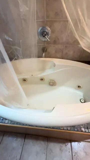 Come clean a jacuzzi jet tub with me #jacuzzitub #jettub #cleaningthetub #cleaningtok #scrubbrush 