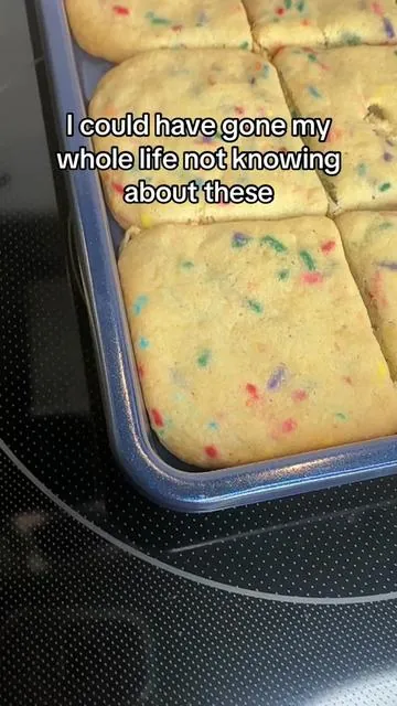 Hongbake Diamond Textured non Stick baking sheet sets are upping my baking game. The light airy texture of these bars w no hint of cooking soray after taste made me look like i was a pro baker! 10 out of 10!!#baking #recipe #cookies #kitchen #chef #kitchengadgets #kitchenhacks 