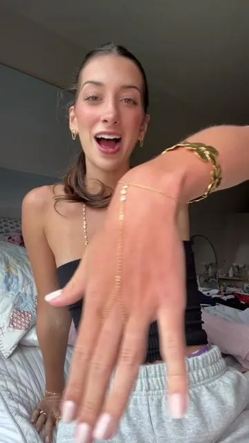 this is the most perfect dainty hand chain😩✨⭐️