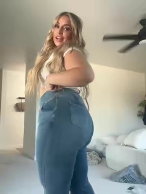 Ok im on the jegging trend now 😂😂 I swore i wouldnt wear them in high school yet here I am adult years and YES PLEASE GIVE THEM TO ME RACHEL 😂 #tiktokmademebuyit #jeggings #plussizejeans #plussizefashion #plussizestyle #OOTD #curvyfashion #curvyfit #curvybodies #fyp 
#halara #halarajeans #dealsforyoudays #8Dfit #8Dfithalarajeans #halaraflexdenim @Halara_official @Halara Glam 