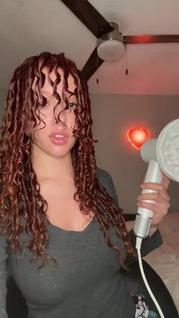 usando un difusor por primera vez 🫣 esto es muchisimo mejor q secarlo al aire. el secador y la pieza del difusor es de tideway 🫶🏼 #curlyhairroutine #curlsroutine #diffusingcurls 