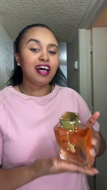 It's giving elegant woman! it lasts all day on clothes and skin  I love it##armaf#club#denuit#women#perfume#falldealsforyou#tiktokshopfallsale#tiktokshopcybermonday#tiktokshopblackfridaysale#tiktokshopholidayhaularmaf club de nuit women 