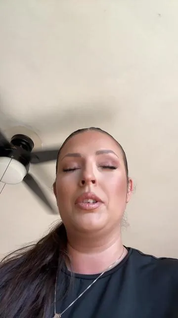My entire skincare routine is literally one product… the @Gopure Anti Wrinkle Moisturizer 🤣🙌🏼 #gopurebeauty #moisturizer #skincareroutine 