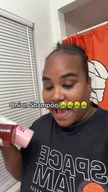 Onion shampoo that doesnt smell like onion 😍 #shampoo #shampooandconditioner #onionrosemarybiotinshampoo #shampoogrowhair #hairgrowth