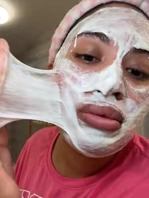 I forgot rice enzymes are literally so amazing for your hair and skin and this mask makes your face feels o smooth and hydrated after 😍😍 #anua #koreanskincare #koreanglassskin #skincareroutine #riceenzymepowder #riceskincare #anuaskincare #facemask #tiktokmademebuyit #tiktokshopblackfriday #koreanskincareroutine #glassskin 