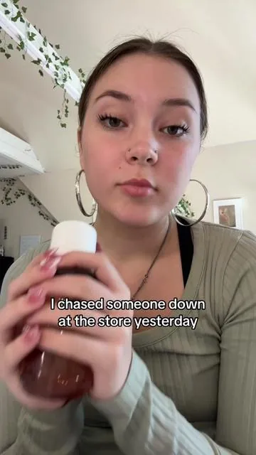 She was startled but it was worth it lmao #perfume #vanillaperfume #vanillagirl #bestperfumes #tiktokshopholidayhaul #tiktokshopblackfriday #tiktokshopcybermonday 