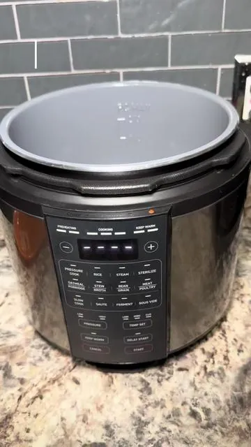 Pressure Cooker Chicken Spaghetti 🍗🍝 This pressure cooker from @COSORI Kitchen is AMAZING for quick and easy dinners!  Grab one in the yellow cart! 🎁 #pressurecooker #easyrecipe #easydinner #dinnerideas #chickenrecipe #cosori 