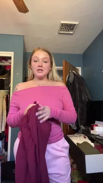@Klassy Network off the shoulder tops are the BESTTT!!! #builtin #bra #offtheshoulder #fyp #stretchy #cute #fitted #falllooks #comfortable 