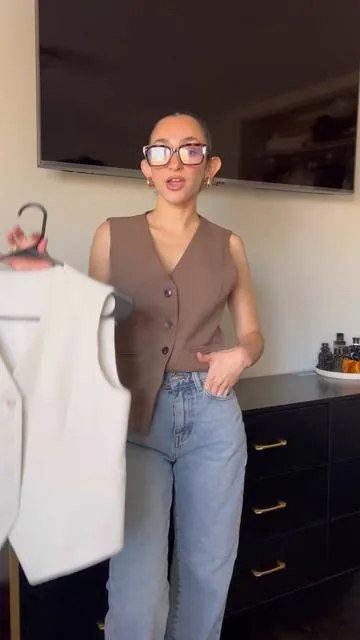FLASH SALE 🛒📦✨ if you dont jump on these vests for $10, then what are you doing ?? #vest #tiktokshop #outfitinspo #ootd #momoutfit #trendy 