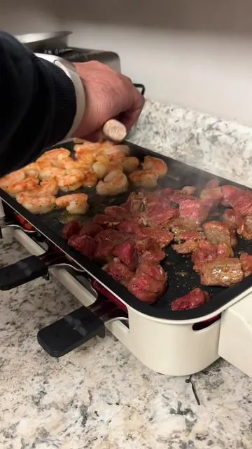 Grilling season, all year long! 🔥 This indoor grill comes with 3 pallets, heats up fast, and makes cleanup a breeze. Perfect for quick, delicious meals without the smoke! 🌽🍔 Link is below to grab yours and elevate your kitchen game!! #indoorgrill #fyp #tiktokshopblackfriday #tiktokshopcybermonday #grillingseason #grilling #christmasgiftideas 