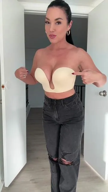 Pushup Strapless Bra with a surprise back 😲 Omg! Love it! #strapless #straplessbra #pushupbra #tiktokshopblackfriday #TikTokShopNewArrivals #treasurefinds #ttsshort #ttslevelup @Wingslove Fashion #starcreatorcompetition #spotlightfinds #tiktokshopcybermonday #tiktokshopholidayhaul  