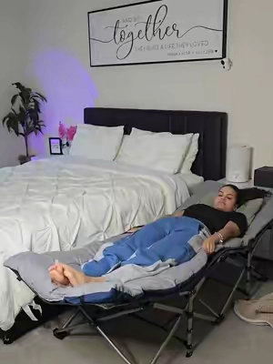 Una cama extra nunca esta de más y que mejor que esta que al cerrarla es tan pequeña como una silla foldable.  Es cómoda,  no se siente dura y es muy resistente. El colchón es reversible y lo puedes lavar en la lavadora  #camping #campingbed #extrabed #guess #tiktokshopblackfriday #TikTokShopCyberMonday #tiktokshopholidayhaul 