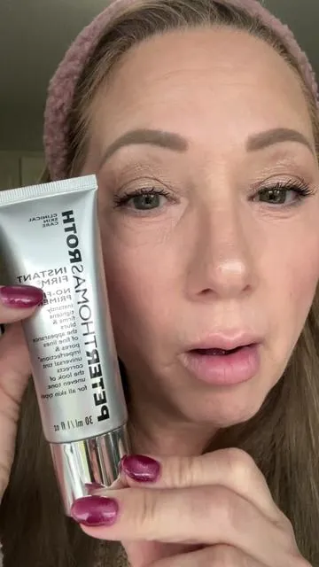 This primer can be used under OR over top of makeup! Its my new go-to product to temporarily erase my wrinkles for the day! #peterthomasroth #wrinkleeraser #antiaging #wrinkles #skintok #tiktokshopblackfriday #toptiernovember #starcreatorcompetition #ttslevelup #ttstakeover #tiktokshopholidayhaul @Peter Thomas Roth Labs 