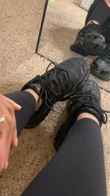 THESE THE BEST STEEL TOE SHOES SOOO FAR!! my feet did not hurt my whole shift .. will continue to wear them the rest of the week and update yall again ✨💋 . #fypシ゚viral #heyyfamous🖤 #steeltoe #workshoes #comfy 
