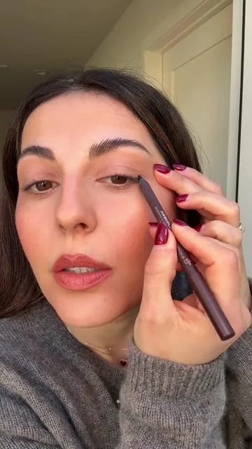 Eyeliner do’s and don’ts: Keep it simple with small strokes using a soft chocolate brown liner. Feather it out, blend with a brush, and voilà— Using Persona’s 24HR Waterproof Eyeliner in Chocolate.  ✨  #BestEyeliner #EyelinerHacks #personacosmetics #TikTokShopHolidayHaul 