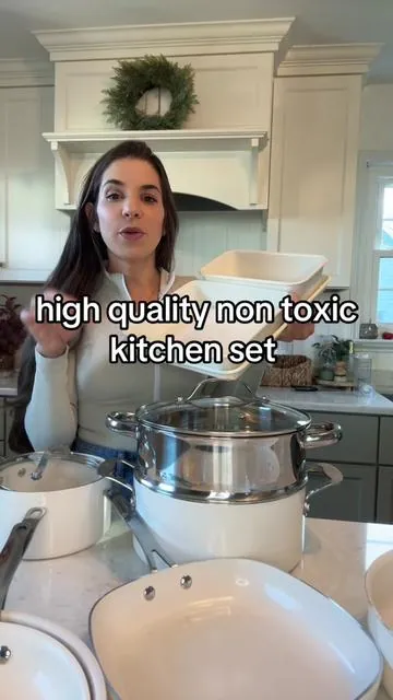 Such an awesome deal i was so sick of buying cheap pots and pans that would chip weeks into using it. Ive been using this set since September and they have held up SO well #nontoxiccookware #lowtoxliving #potsandpans #ceramiccoating #tiktokshopholidayhaul #cookwareset 