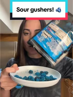Blue raspberry sour gushers!! 🫐🫐

#gushers #sourcandy #candytok 