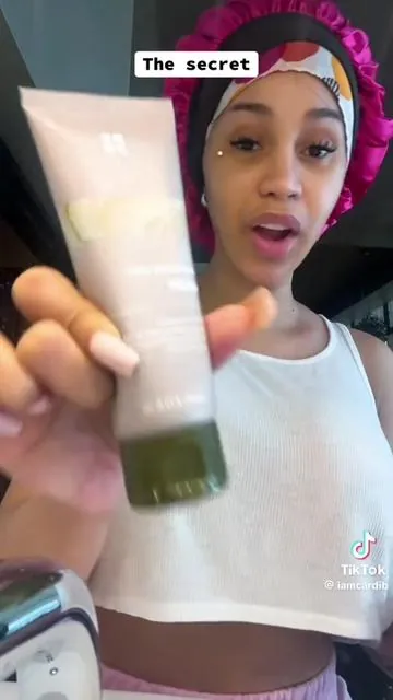 Never been so influenced in my life! But she definitely did not lie on this one. If you see the orange shopping cart, grab it! #koreanskincare #brmud #mudmask #cardibmask #kbeauty #facemask #boryeongmud #mud #skincareroutine #cardib 
