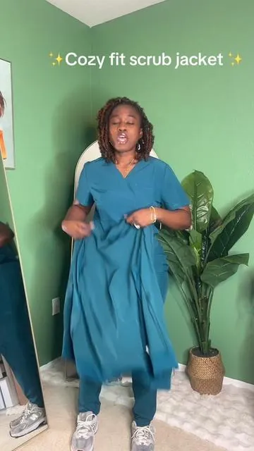 CozyFit jacket ✨😙 so good and affordable #scrubs #scrubslife #nursesoftiktok #tiktokshopholidayhaul #tiktokshopholidaydeals 