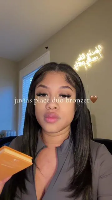 Using just this bronzer is so natural for everyday makeup looks🤎🫶🏽🙂‍↕️  #bronzer #bronzertutorial #holidayhaul #holidaymakeup #naturalmakeuplook #naturalmakeup #juviasplace 