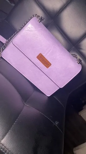 Wrangler did its thing with this one 😍 im in love its so beautiful!!! Perfect size and it turns into a crossbody. #fyp #creatorsearchinsights #wranglerpurse #lavender 