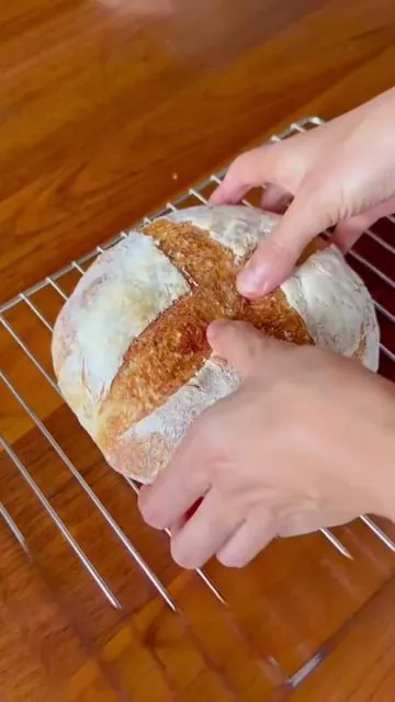 Most important tools for sourdough baking? Focus on the starter, the dough work in between, and atlas the baking without comitting to a Dutch oven right away. Bread bags are included in this kit which is to encourage you to complete that first homemade sourdough experience! Of course this sourodugh kit comes with instructions also 🍞 #sourdoughbaking #sourdoughbreadbaking #sourdoughbreadkit #howtomakesourdough 
