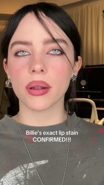 She’s using shade p-inked! 🫦 Muah-ve and Noodhe are also gorgeous #billie #billieeilish #billieeilishedits #billiefan #eilish #billieeilishfan #lipcombo #makeup 