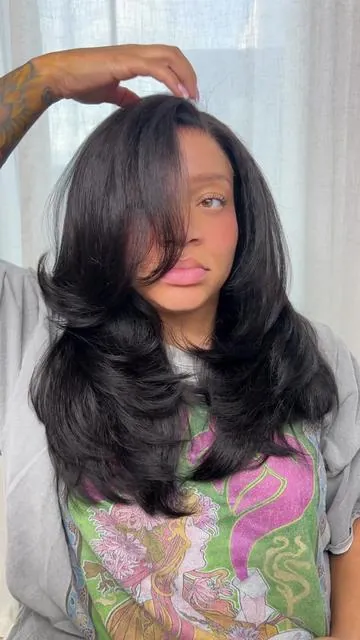 Watch me layer and curls this kinky straight wig It came out BEAUTIFUL , I went for a modern 90s hairstyle !  24inch glueless kinky straight from @oqhair #gluelesswig #wiginstall #hairtutorial #kinkystraightwig #90shairstyle #layeredhaircut #curlinghair #rollerset #oqhair #wig #fyp 
