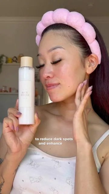 i’m from’s rice toner has been keeping my face hydrated with its milky, double layer as the winter weather has started😌 @ohaiikc  #fyp#imfrom#skicareroutine#ricetoner#ricesheetmask #moisturizer#glassskin#glowingskin#milkyskin#koreanskincare#kbeauty #glowtips 