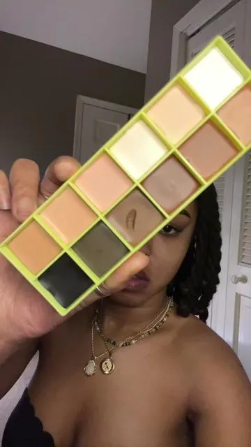 #madebymitchellcolourcase #creammakeuppalette #lightmakeup #makeupnomakeuplook #tiktokshop #holidayshop #britishmakeup 