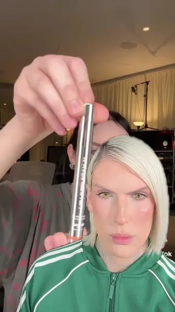 Trying the @BILLIE EILISH lip tutorial 😳 #jeffreestar #billieeilish #makeuptutorial #makeupreview #liptutorial #beautytok #lipliner #sacheubeauty #greenscreenvideo  