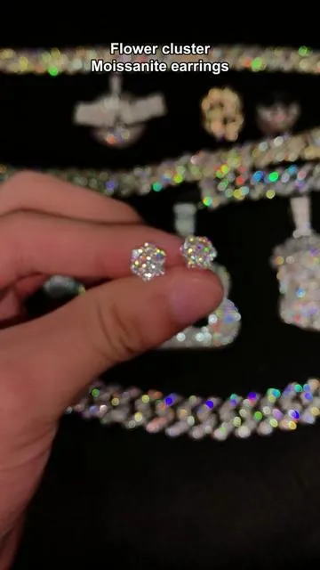 Iced flower earrings are here, all made of moissanite in the shape of flowers, absolutely INSANE!#valentinesday#couplegifts #giftideas #fashionlookbook #TikTokShopHolidayHaul#coldweather#unboxingvideo #delzzad #VVS #moissanite#moissaniteearrings #earrings #jesuslovesyou#cross#delzzadjewelry