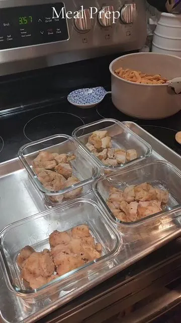 These glass meal prep containers are a complete game changer for easy meal prep! I cut up the chicken, seasoned, and cooked it at 350 for about 35 minutes. All I did was add my chickpea pasta and rotel to the bowl along with my sauce: 1 cup cottage cheese, tsp of chicken bullion, seasoned with garlic powder and Cajun seasoning, add Greek yogurt or water to make it creamier! #mealprep #easymealprep #easyrecipes #tiktokshop #tiktokshopfinds #tiktokshopdeals 