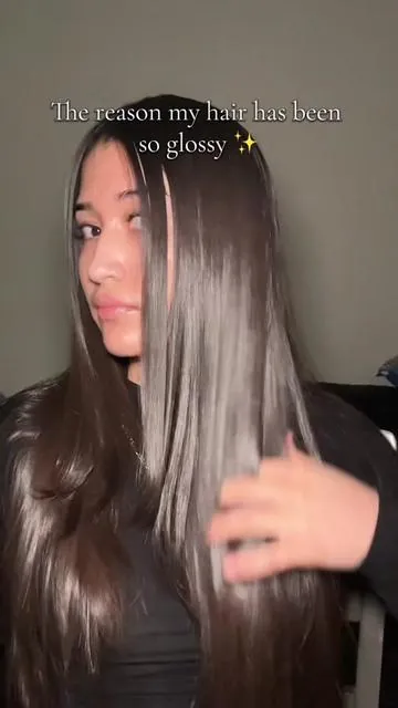 Glossy hair ✨😍 #hairproducts #hairroutine #longhair #shinythair #hairtok #igk #igkhair #hair #hairvideos #alesbeautythingz #gloss #glossy #shine 