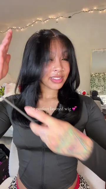 i love the face framing on this 😋#jessieswig #NewYearNewAura #gluelesswig #silkpress #wigstyling #layers #curtainbangs #haircut less