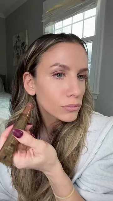 don’t get mad at me if it’s not on sale anymore when you see this! 😂💜 @tarte cosmetics #sculpttape #blushtape #contour #easycontour #contourwand #glowyblush #bronzymakeup #bronzer #blush #bronzerblushduo #tarte #tartecosmetics #makeuptutorial #contourtutorial #makeuptok #makeupdeals #beautydeals 