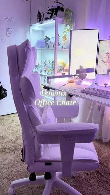 new chair alert 😫💕 thank you @Dowinx for creating such a comfy chair  #pcgaming #gamergirl #downixchair #cutecore🎀🦴🍮🐾 #girlysetup #roomtour #cozy #techtok #cozysetup #fyp #fleuriistok #nini #viral #downix #girly #girlysetup #whitesetup #tiktokshop 