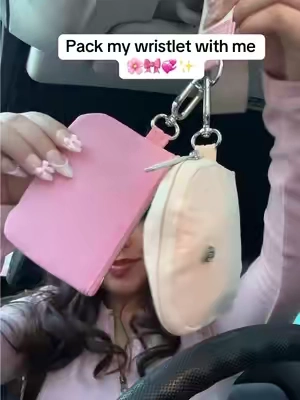This keychain wristlet is sooo cute! 🌸 Fits all the small essentials  #coinpurse #whatsinmybag #packmybag #packmybagwithme #packmybagasmr #wristlet #wristletkeychain #miniwallet #pink #wristlets 