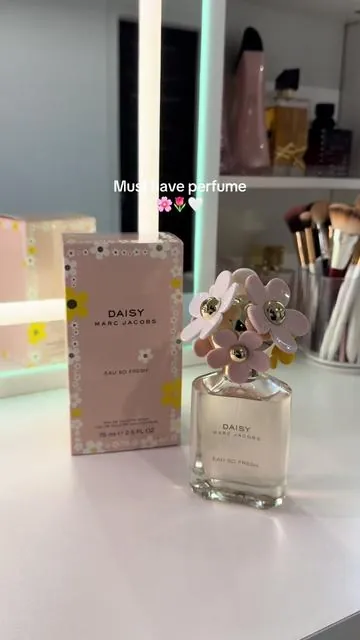 Definitely one of my favorites🌸  #daisymarcjacobs #perfume #perfumetiktok #eausofresh #floral #perfumemusthave #tiktokshop #tiktokshopfinds #spring #fyp #foryoupage #giftsforher #perfumetok 