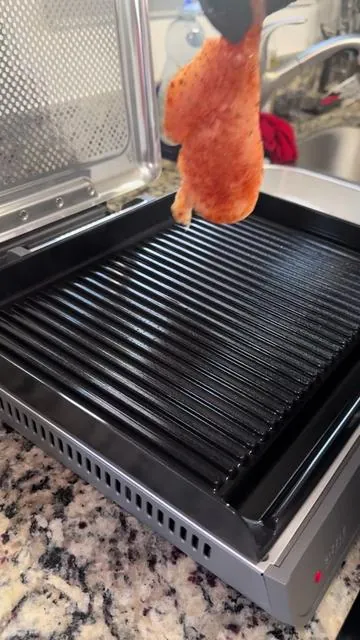 I strongly recommend this grill🤗 makes the food juicy and it’s easy to clean 😏 #fyp #ninjasizzle #foodtiktok 