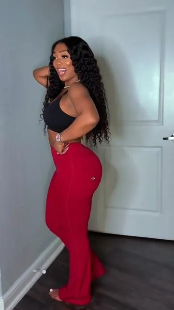 Loveeeee these flared leggings❤️ wearing size large in the leggings & small in the bra 🌹 . . . . . . #flaredleggings #leggings #flaredpants #outfitinspo 