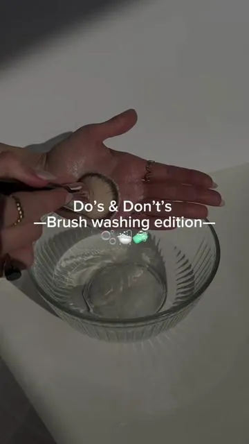 Washing our brushes the RIGHT way only in 2025 💅  — #bkbeauty #makeupbrushes #cleanbrushes #cleanmakeupbrushes #washingmakeupbrushes #washyourbrushes #makeuptips #foundationbrush #concealerbrush 