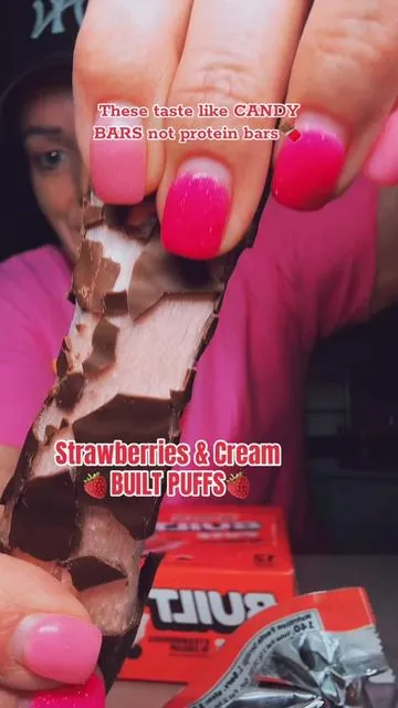 🍓🍫 ONE OF MY ABSOLUTE FAVORITE FLAVORS @BUILT.BAR  Use TONYA20 to save$ #builtbar #whatieatinaday #candybar #protein #foryoupage #fyp 