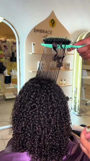 Get voluminous curls again and again with the Volume EdgeLift Brush ✨ #bouncecurl #voluminoushair #edgelift #curly #styling #brush 