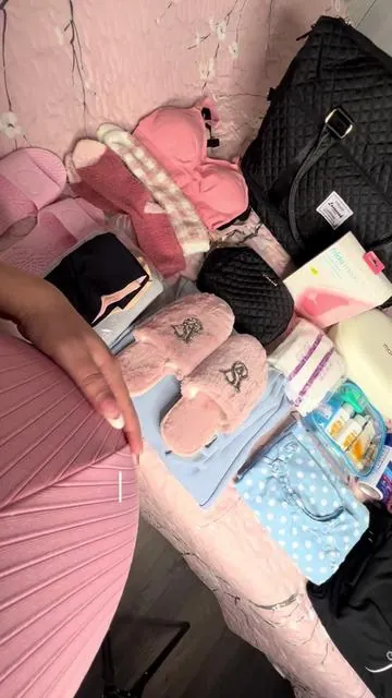 #CapCut #hospitalbag #hospitalbagessentials #parto #fypシ゚viral #paratii #viralvideos #embarazadastiktok #bebeencamino #pregnanttiktok #pregnatlife #teammarzo #babyboy #embarazadasprimerizas #bag 
